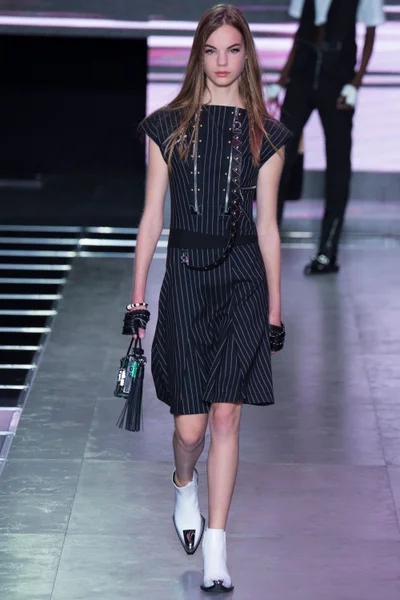 Look 16
